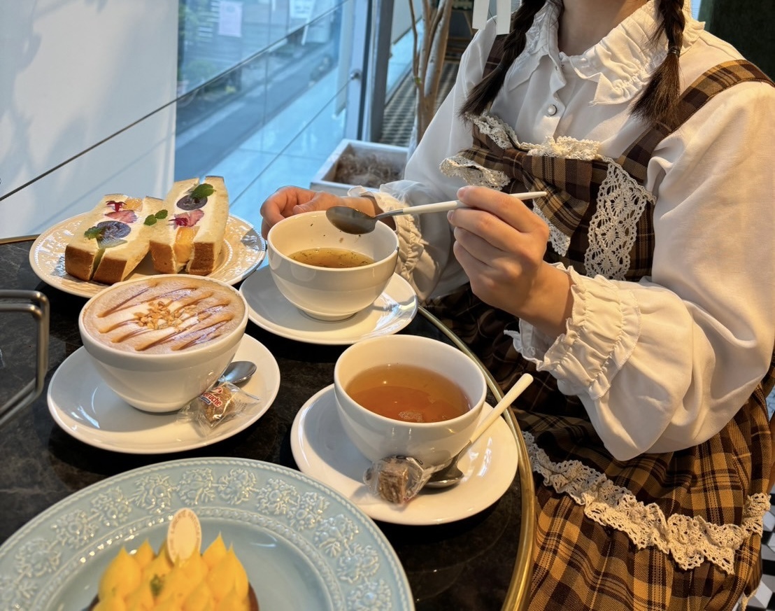 カフェで食事をしている人の画像